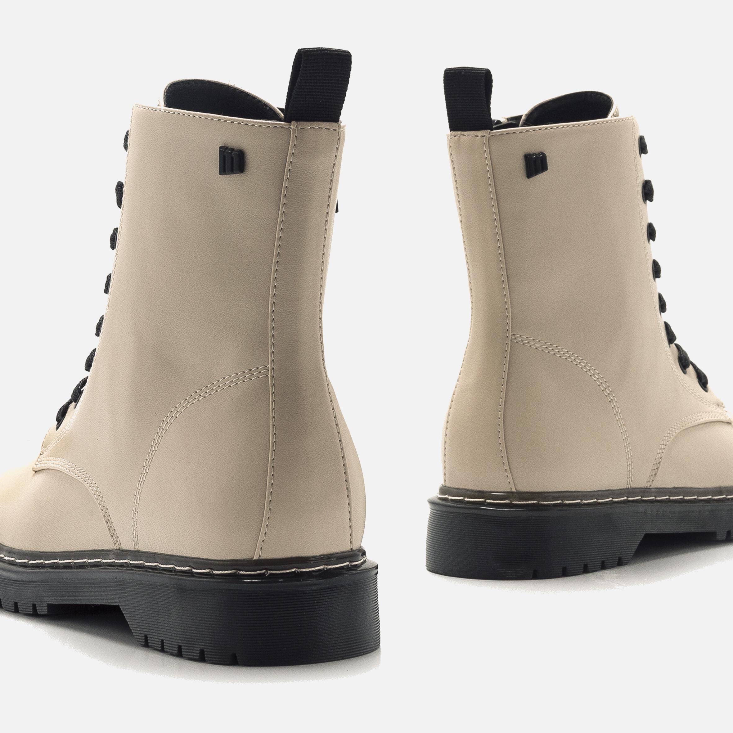 Botines planos top beige mujer